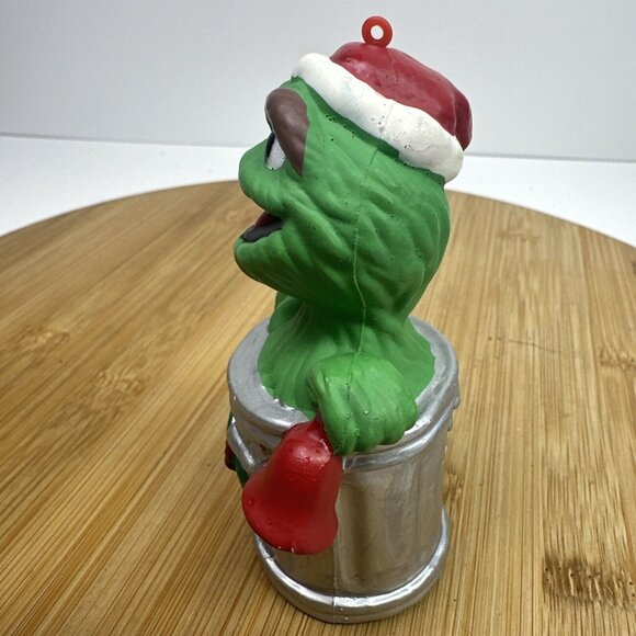 Sesame Street Oscar The Grouch Plastic Christmas Ornament Trash Can Santa Hat - Picture 4 of 9